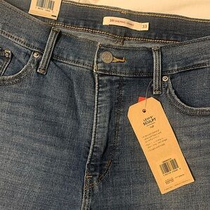 Women Levi’s shaping skinny jean